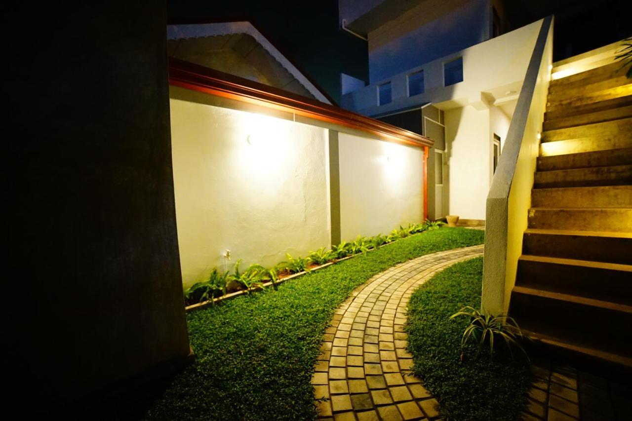 Island Life Hotel Negombo Buitenkant foto