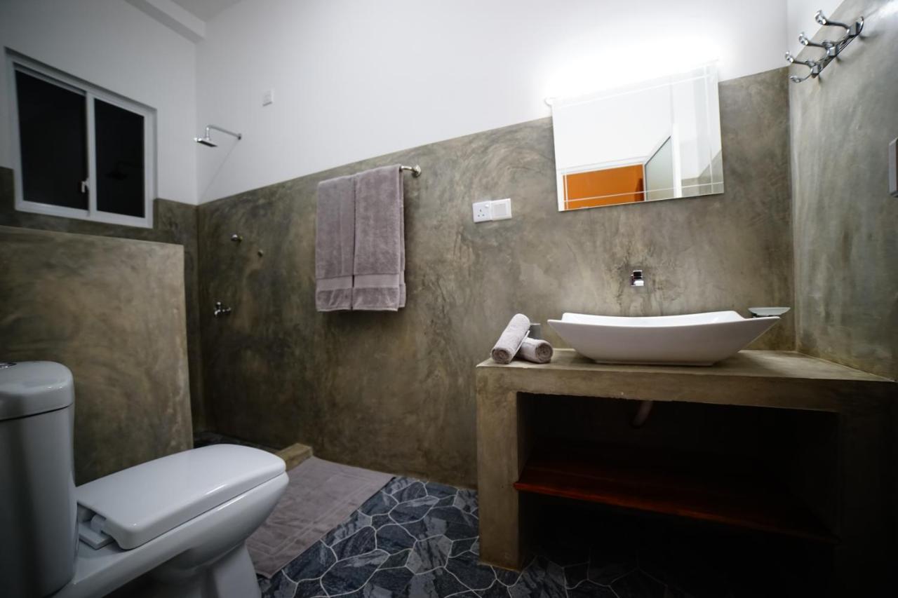 Island Life Hotel Negombo Buitenkant foto
