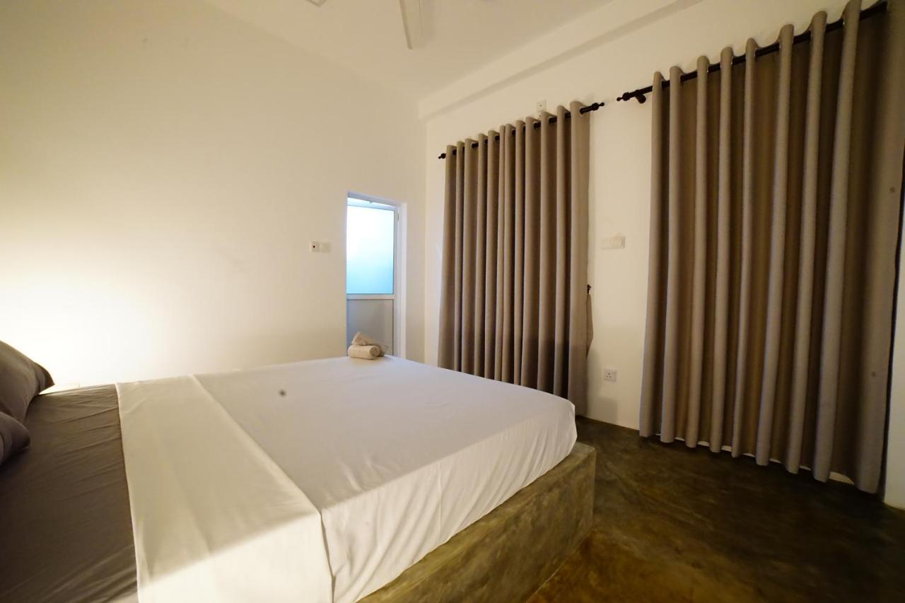 Island Life Hotel Negombo Buitenkant foto