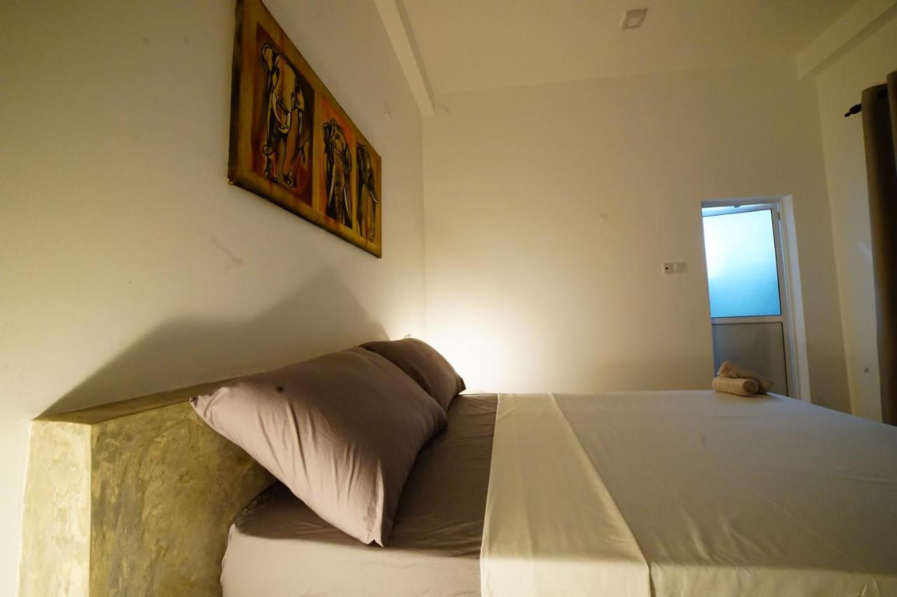 Island Life Hotel Negombo Buitenkant foto