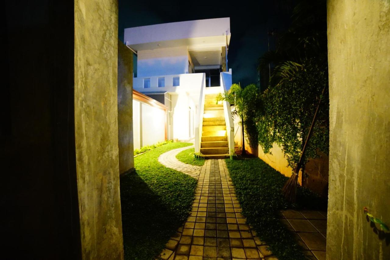 Island Life Hotel Negombo Buitenkant foto